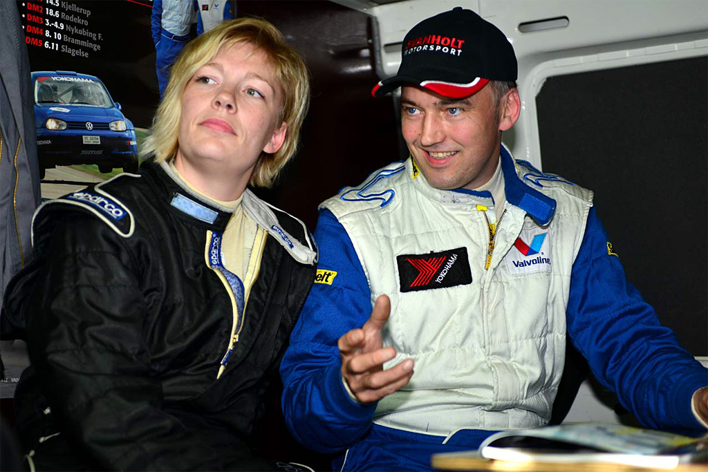 Rallysportens nye makkerpar, Tim Svanholt og Carina Møller, har fået mere greb om tingene i kombination med den 4-hjulstrukne Mitsubishi Lancer Evo IX, som løb for løb er blevet stadig bedre kørende